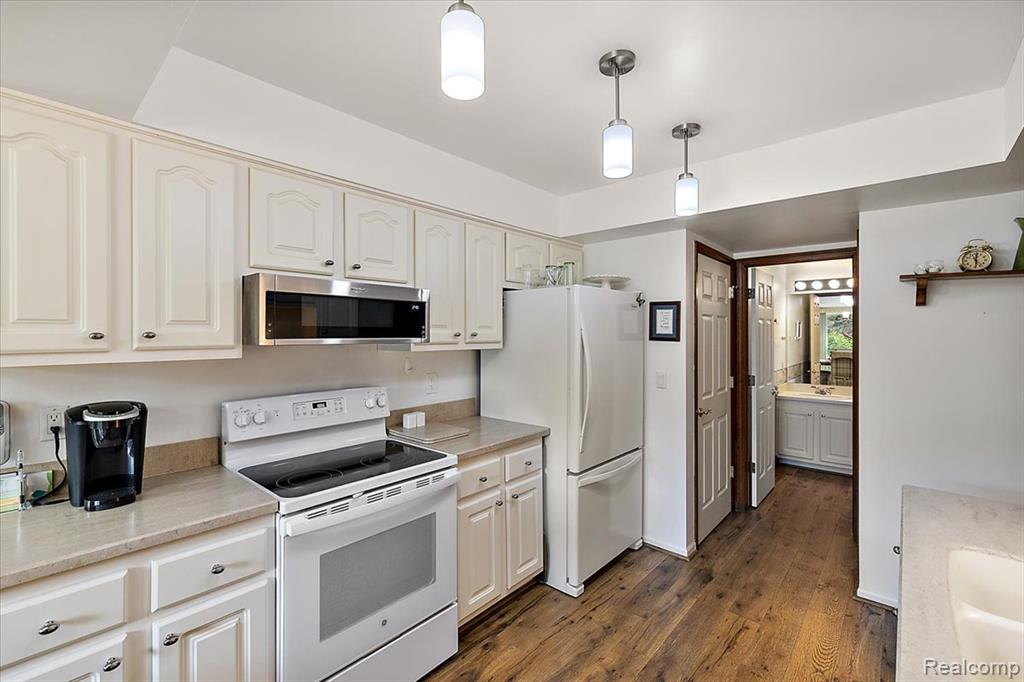 404 Meadow Bridge Drive, Rochester Hills, MI 48307 — Photo 14