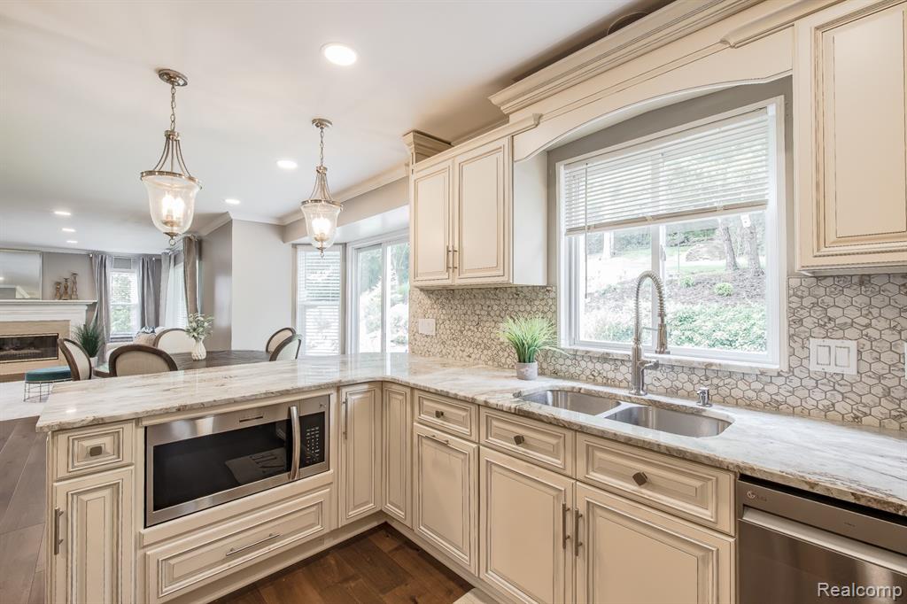 8640 Newport Drive, White Lake, MI — Photo 20