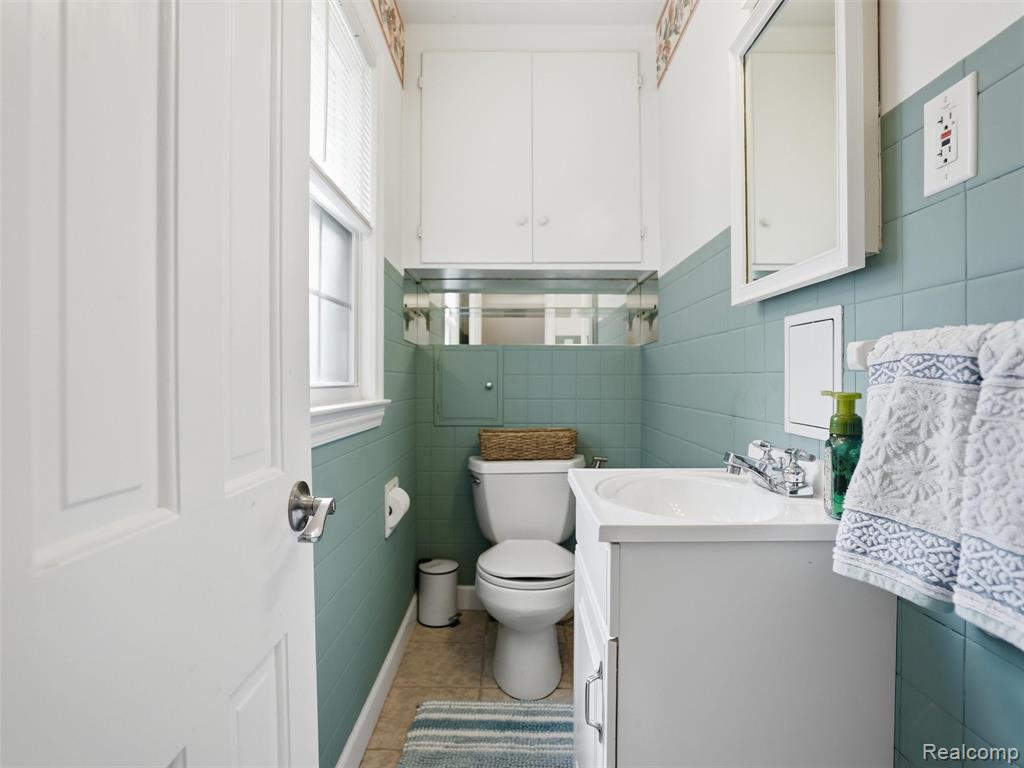 2073 Lochmoor Boulevard, Grosse Pointe Woods, MI 48236 — Photo 24