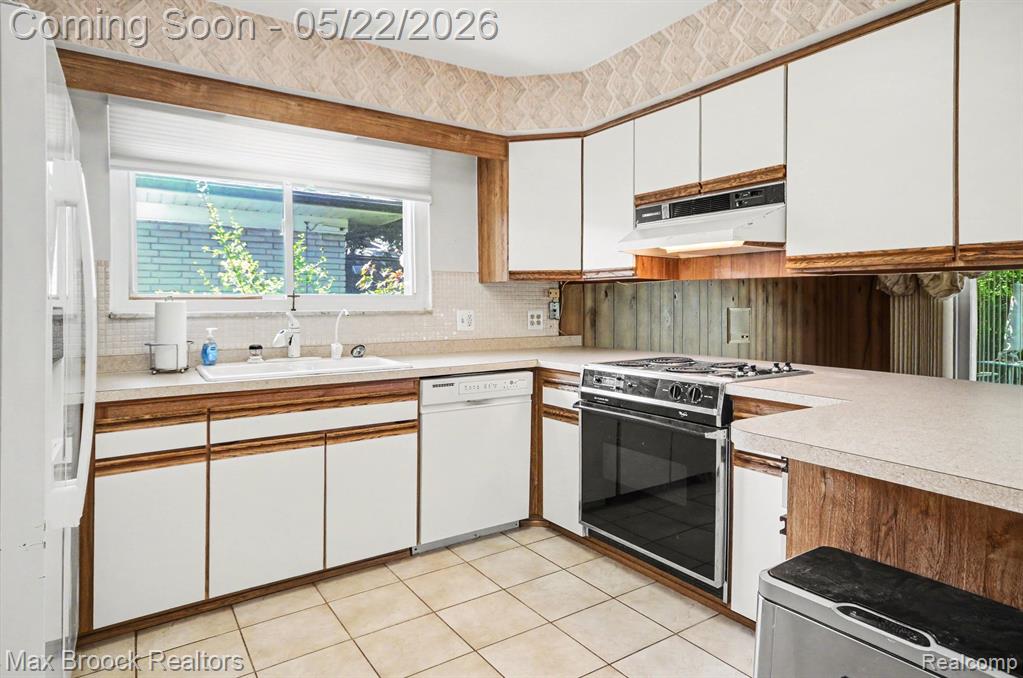 28829 Flanders Avenue, Warren, MI 48088 — Photo 6