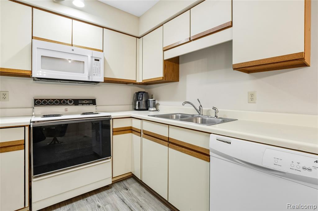 914 North Road, Fenton, MI 48430 — Photo 18
