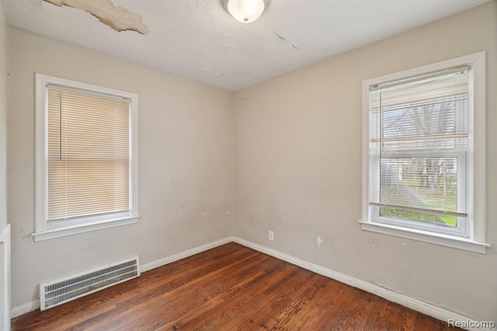 19717 Kenosha Street, Harper Woods, MI 48225 — Photo 15