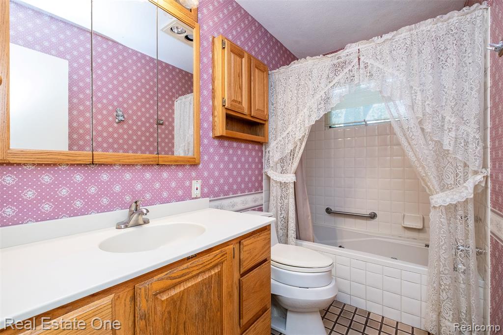 4217 Carmanwood Drive, Flint, MI 48507 — Photo 23