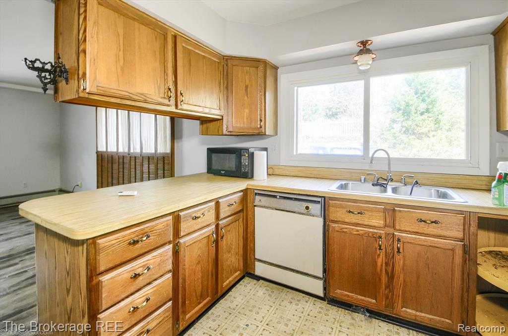 688 UPHILL Road, Milford, MI 48381 — Photo 25