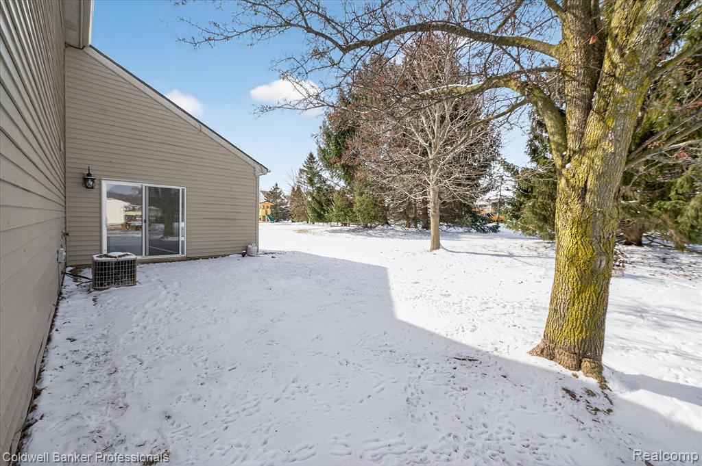 639 Andover Woods Drive, Fenton, MI 48430 — Photo 32