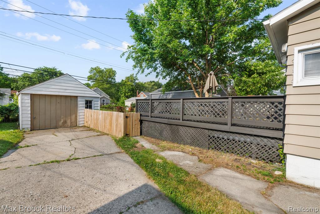 520 E Hazelhurst Street, Ferndale, MI 48220 — Photo 13