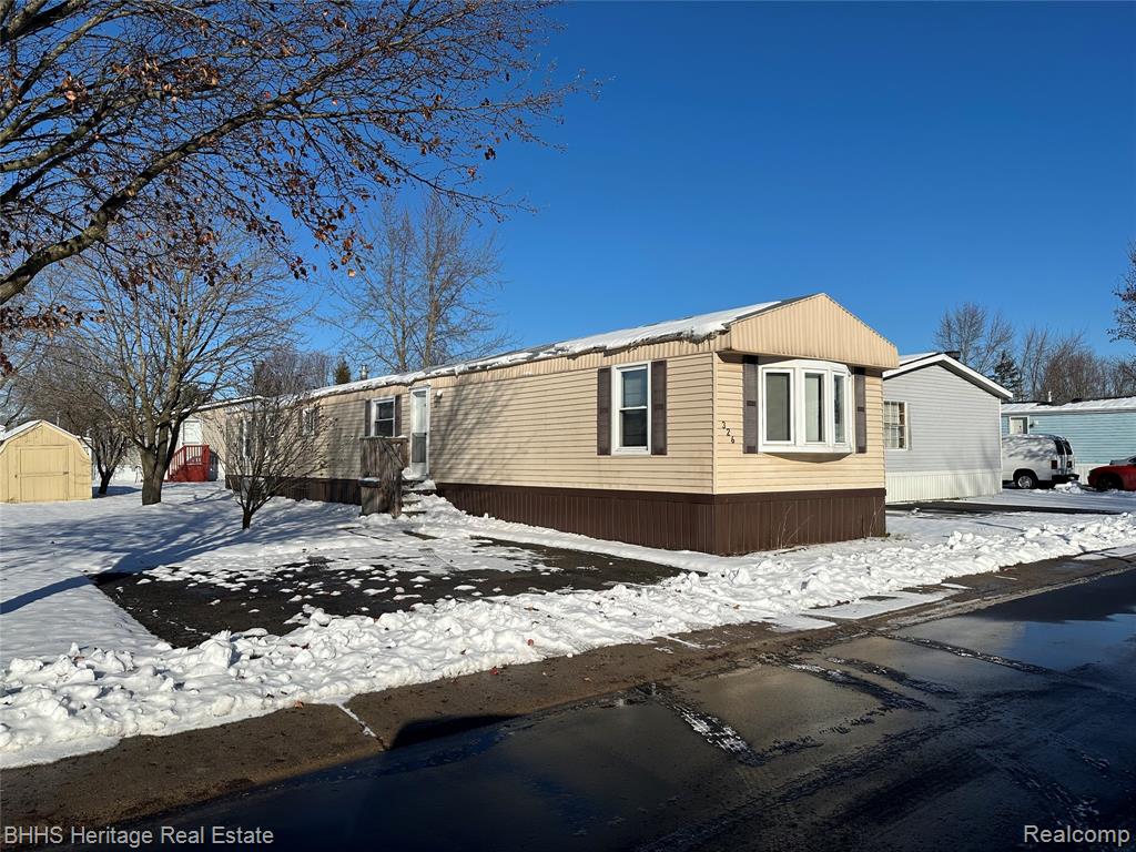 326 Emerald Circle S, Whitmore Lake, MI 48189 — front exterior