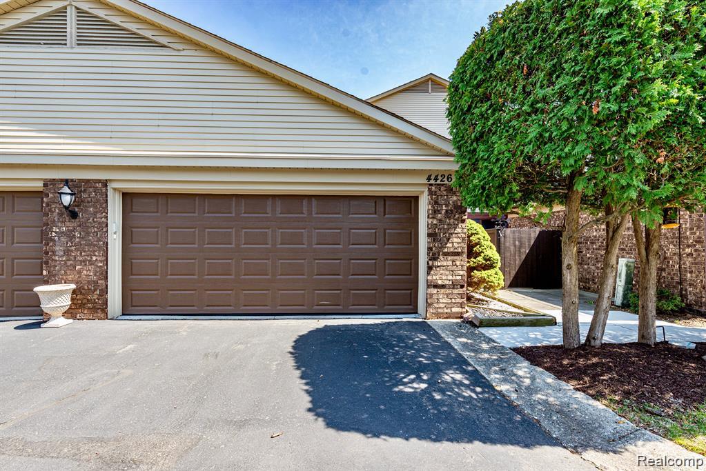 4426 Knightsbridge Lane, West Bloomfield, MI 48323 — Photo 36