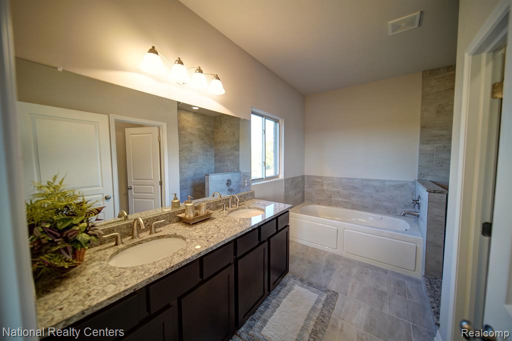 8374 Meadow Creek Drive, Goodrich Vlg, MI — Photo 22