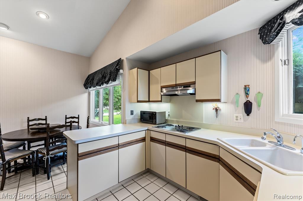 4159 Foxpointe Drive, West Bloomfield, MI 48323 — Photo 15