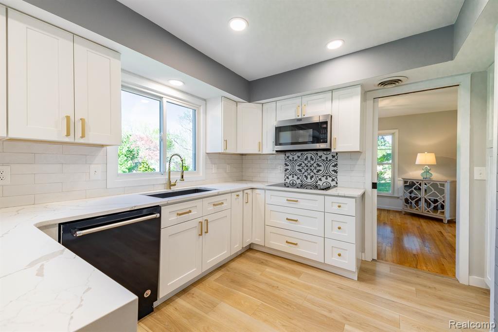 46682 Danbridge Court, Plymouth, MI 48170 — Photo 8