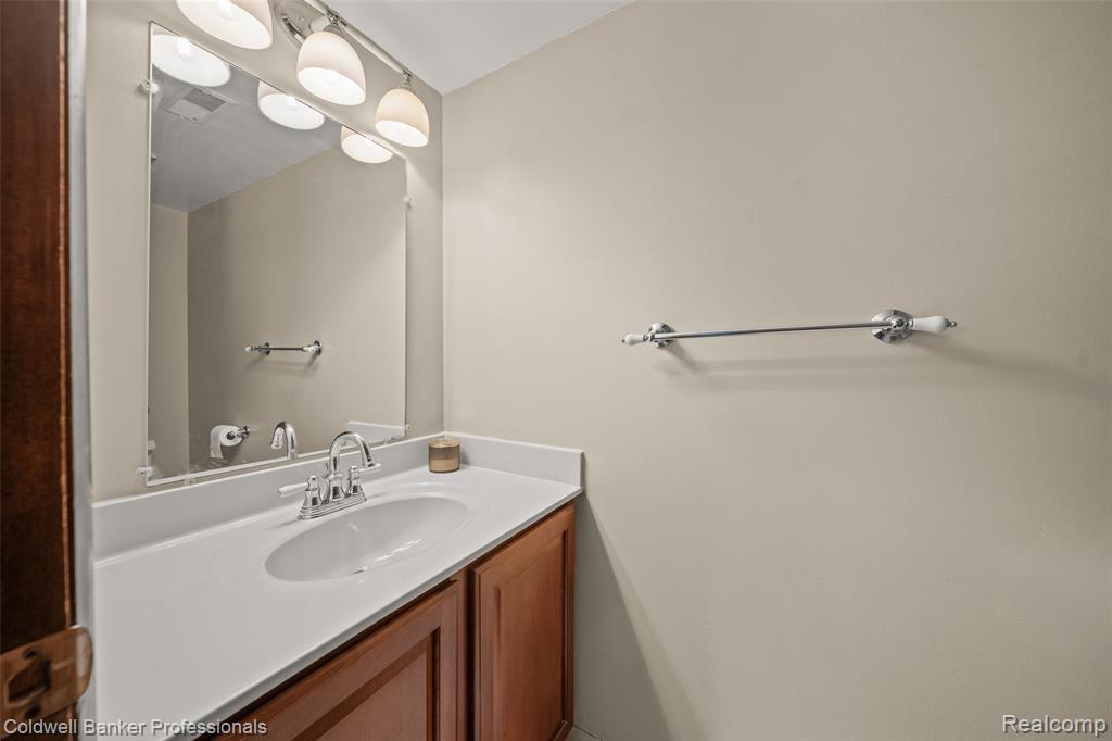 5075 Bayside Drive, Troy, MI 48098 — Photo 30