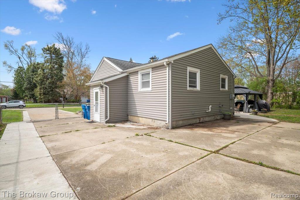 4145 HILLCREST Drive, Warren, MI 48092 — Photo 6