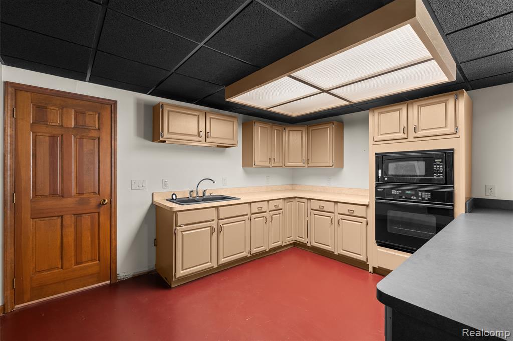 561 Valley Drive, Milford, MI 48381 — Photo 45