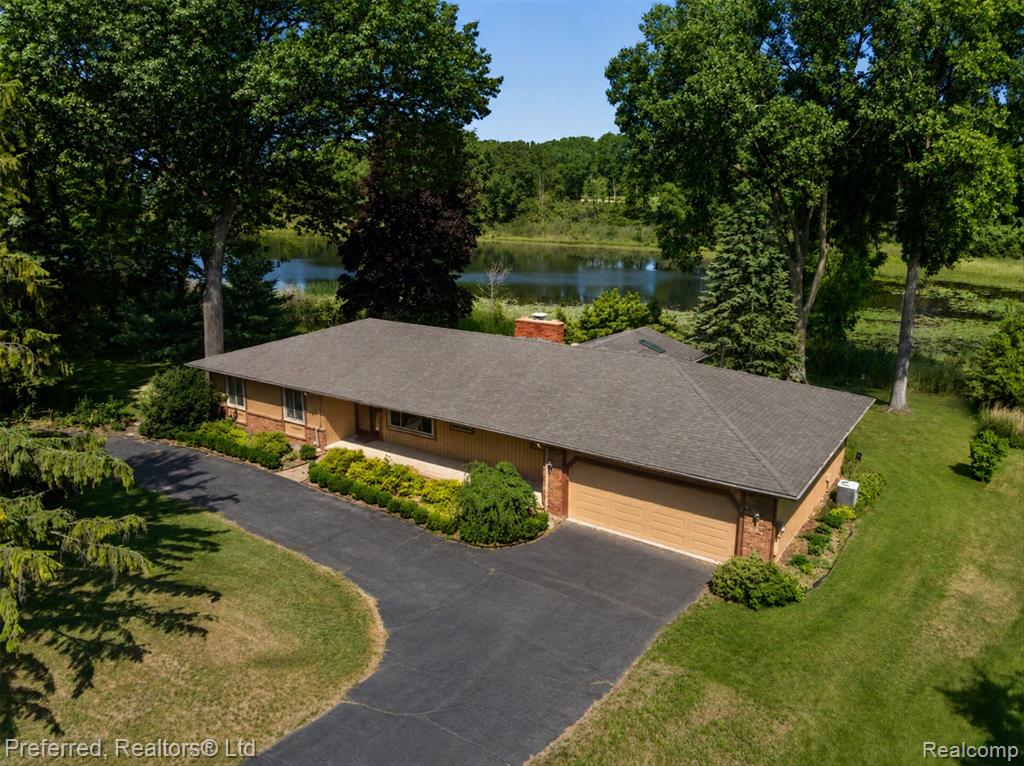 5524 Lawrence Court, Pinckney, MI 48169 — front exterior