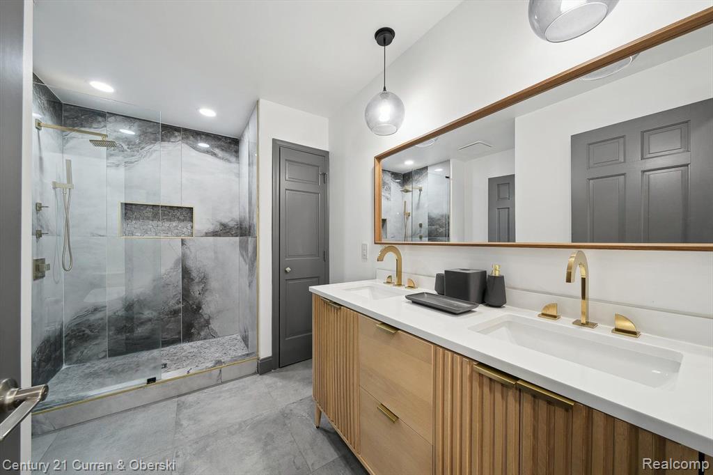 29345 E CHANTICLEER Drive, Southfield, MI 48034 — Photo 24