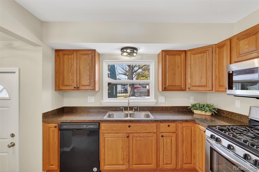 735 Elmwood Drive, Fenton, MI 48430 — Photo 15