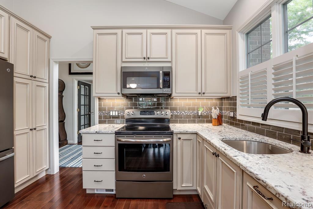 16964 LOCHMOOR Circle E, Northville, MI 48168 — Photo 9