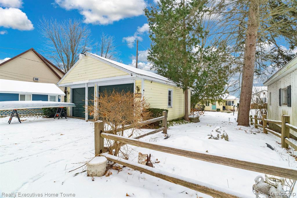 5430 Lakeshore Road, Fort Gratiot, MI 48059 — Photo 11
