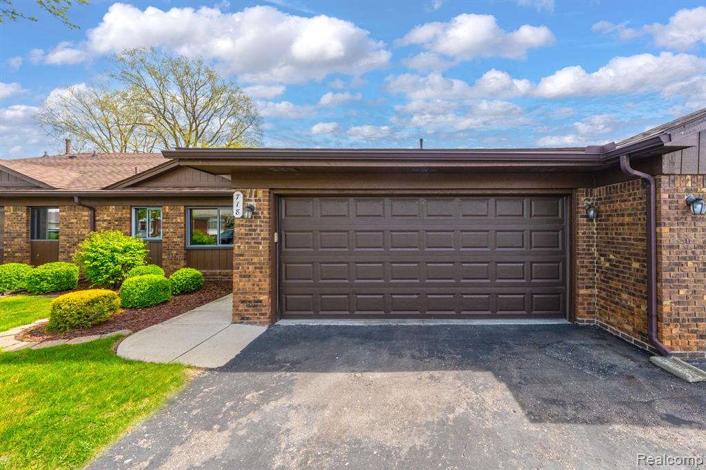 718 COUNTRY CLUB Drive, Saint Clair Shores, MI 48082 — Photo 2