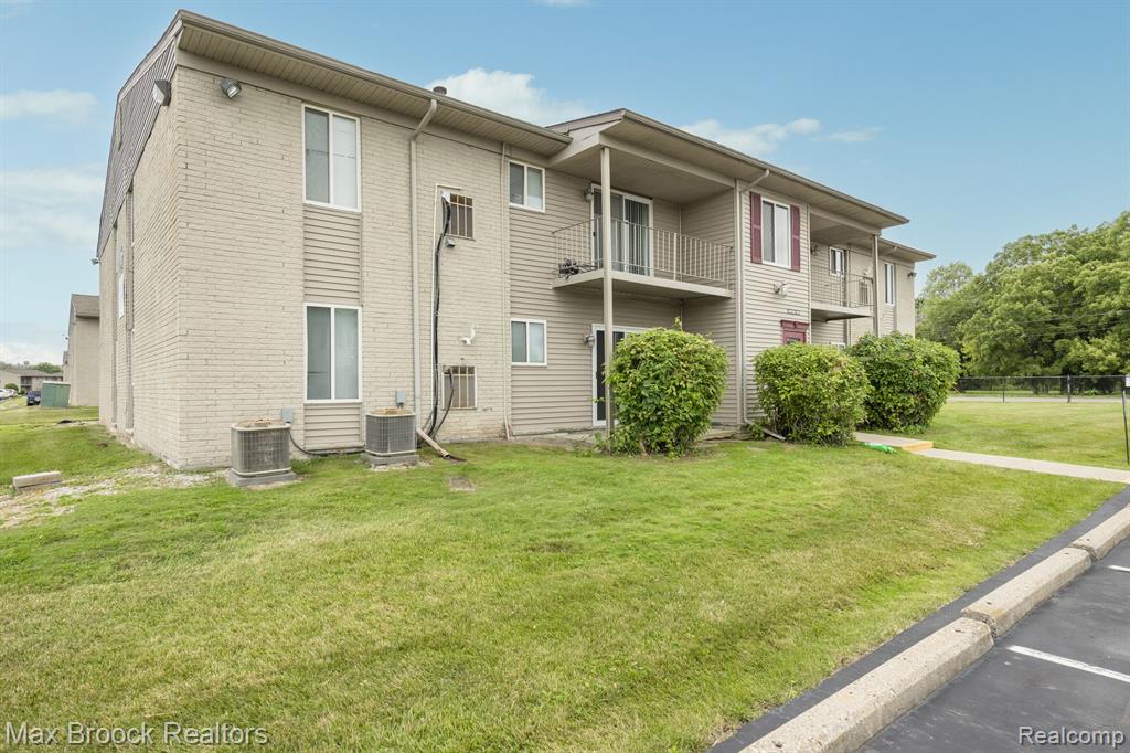10020 ALLEN POINTE Drive N, 10020, Allen Park, MI 48101 — Photo 4