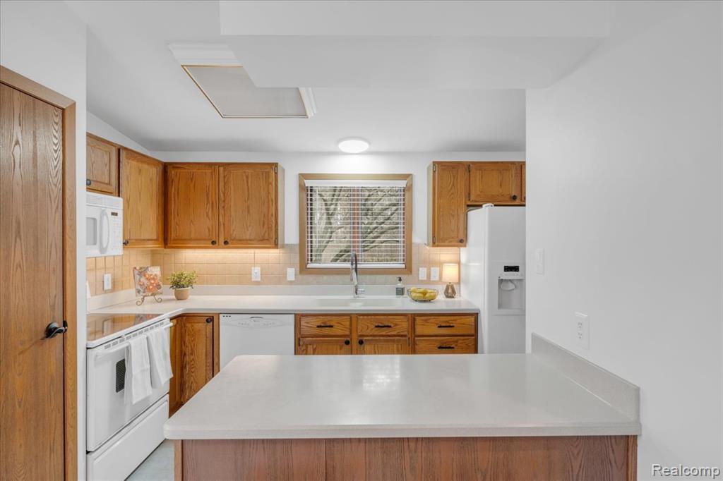955 Woodlane Drive, 9, Rochester Hills, MI 48307 — Photo 10