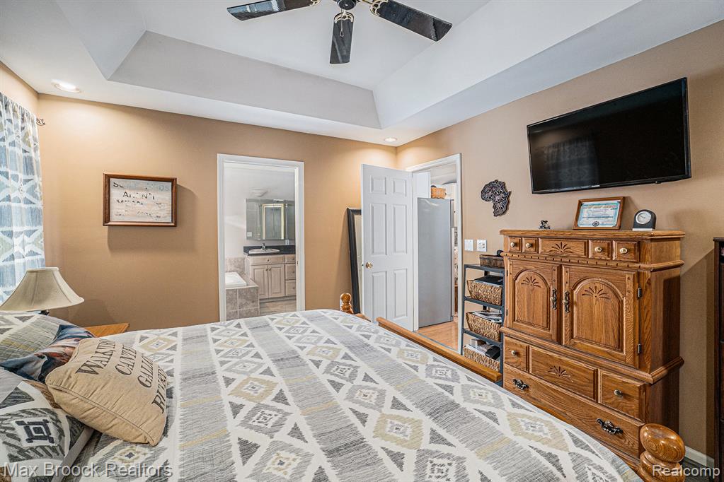 11412 Delmar Drive, Fenton, MI 48430 — Photo 12