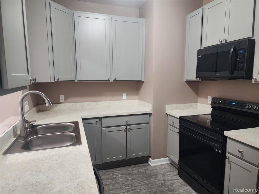 18106 Addington Drive, Commerce Twp, MI 48390 — Photo 15