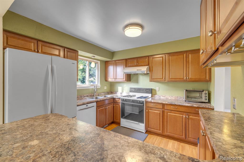 2952 ROUNDTREE Drive, Troy, MI 48083 — Photo 10