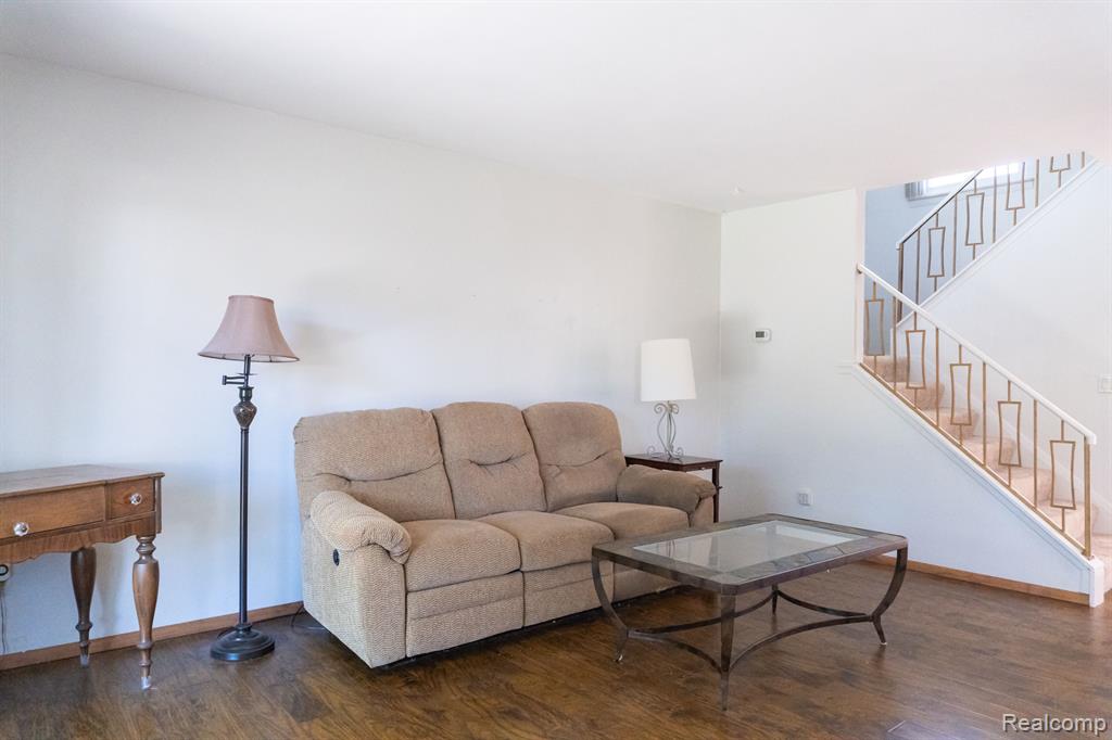 8362 LAKEVIEW Drive, Ypsilanti, MI 48198 — Photo 3