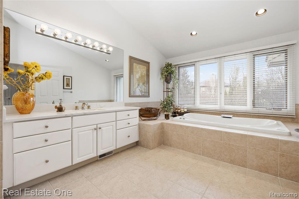 7026 Daventry Woods Drive, West Bloomfield, MI — Photo 33