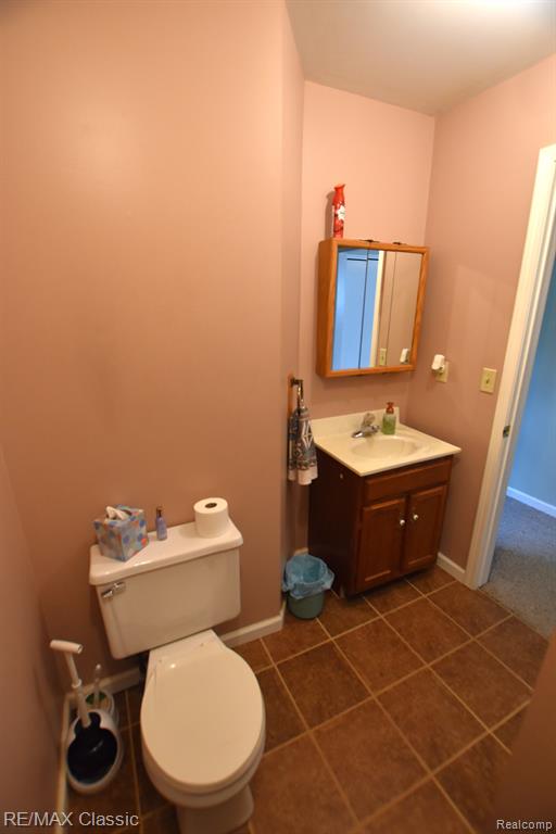 746 WOODINGHAM Avenue, Waterford, MI 48328 — Photo 8