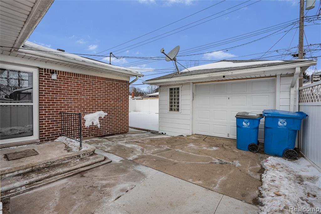 20886 Crestmont Lane, Dearborn Heights, MI 48127 — Photo 36