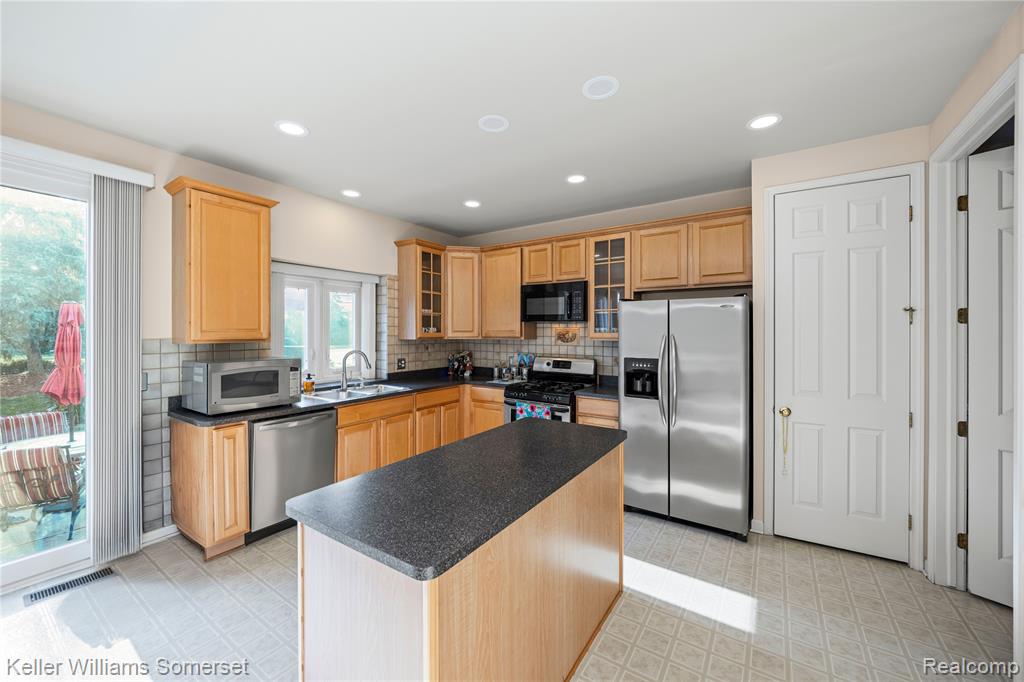 41659 Touchstone Drive, Sterling Heights, MI 48314 — Photo 16