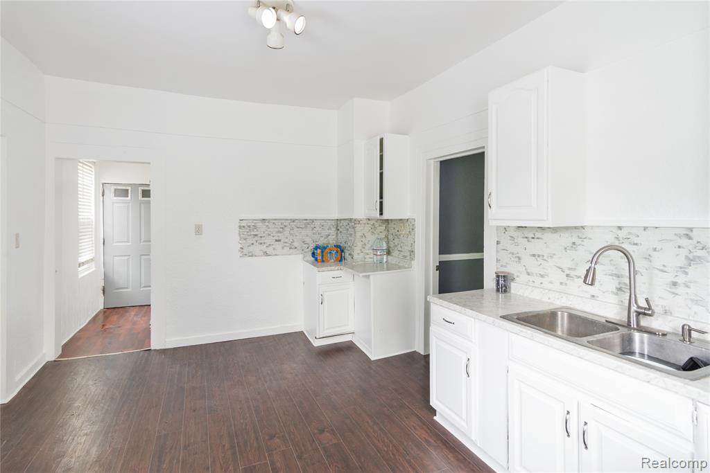 807 N BOND Street, Saginaw, MI 48602 — Photo 10