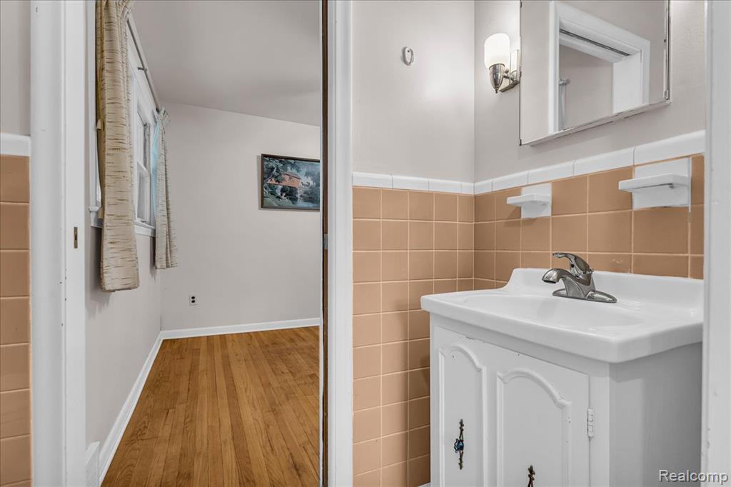 8403 Kinmore Street, Dearborn Heights, MI 48127 — Photo 18