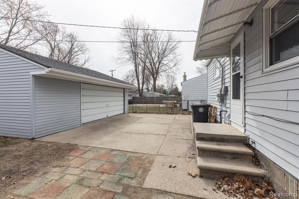9046 LOUISE Street, Livonia, MI 48150 — Photo 23