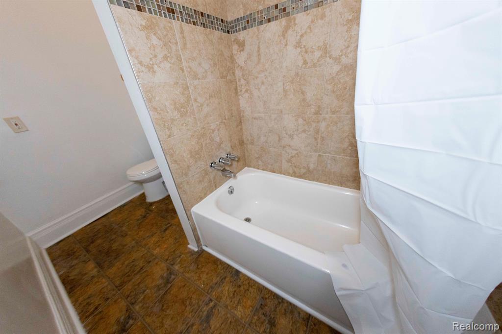 14536 E JEFFERSON Avenue, Detroit, MI 48215 — Photo 18