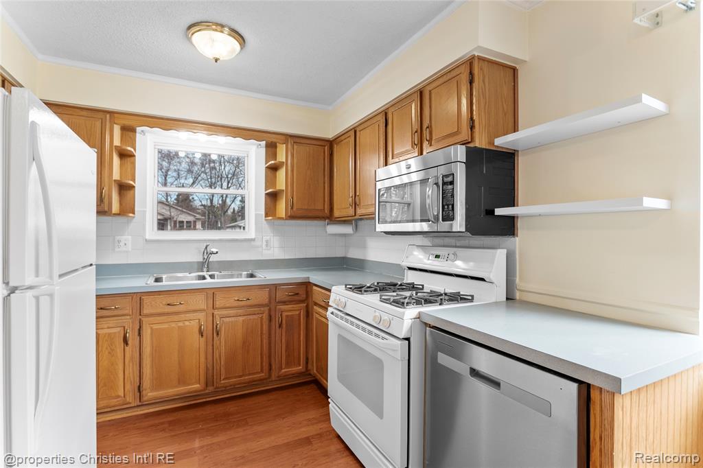 8834 Janis Street, Shelby Twp, MI 48317 — Photo 12
