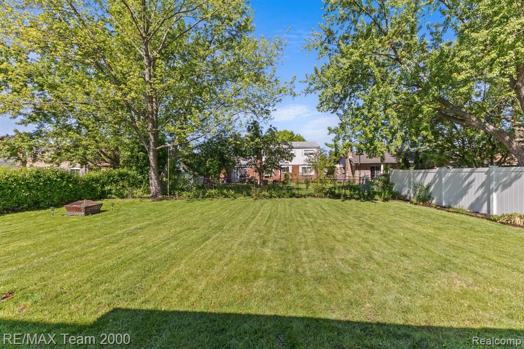 7485 Pointe Drive, Canton, MI 48187 — Photo 33