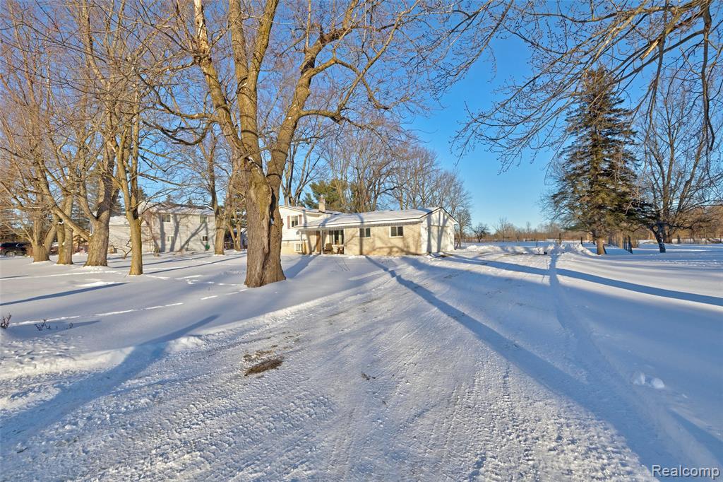 4380 Baza, Leonard, MI 48367 — Photo 45