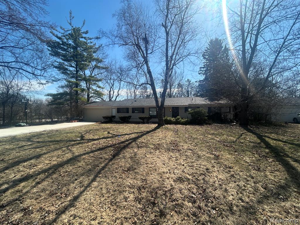 5303 W Briarcliff Knoll Drive, West Bloomfield, MI — front exterior