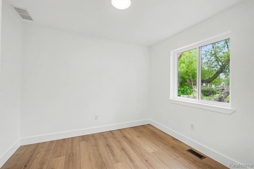6056 Pearl Street, Burton, MI 48509 — Photo 9