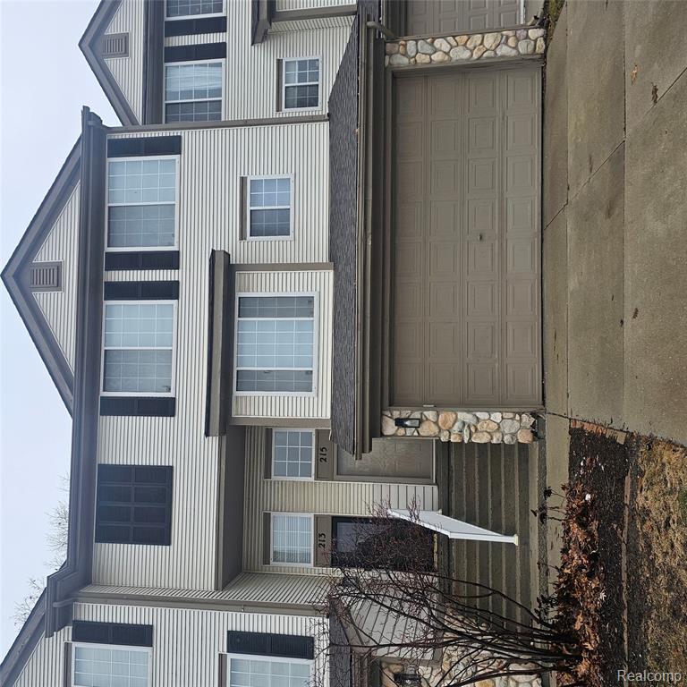 215 Oak Ridge Drive, Pontiac, MI 48341