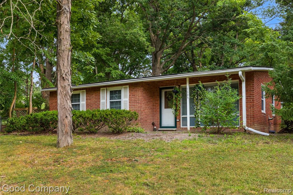 1395 Omega Road, Walled Lake, MI 48390