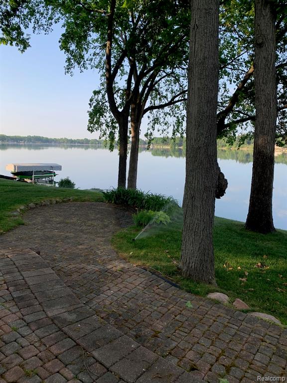 3895 Dorothy -- Main House Lane, Waterford, MI — Photo 12