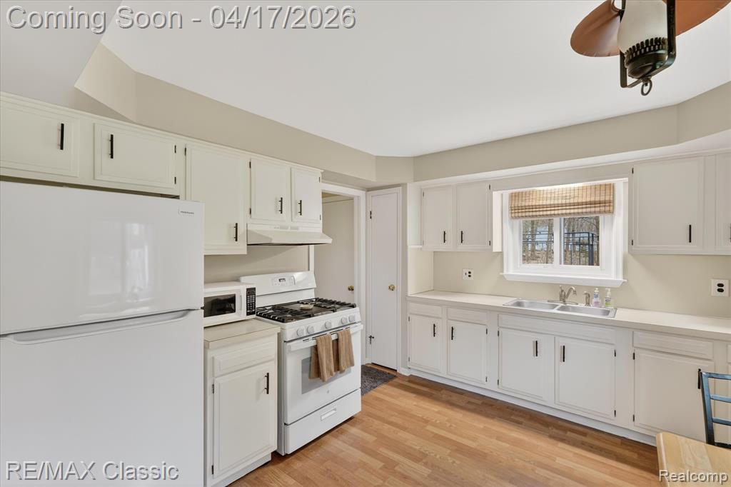 5060 Warmbriar Drive, White Lake, MI 48383 — Photo 16
