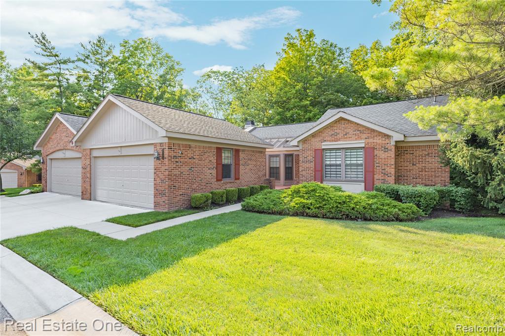 7332 Meadowridge Circle, West Bloomfield, MI