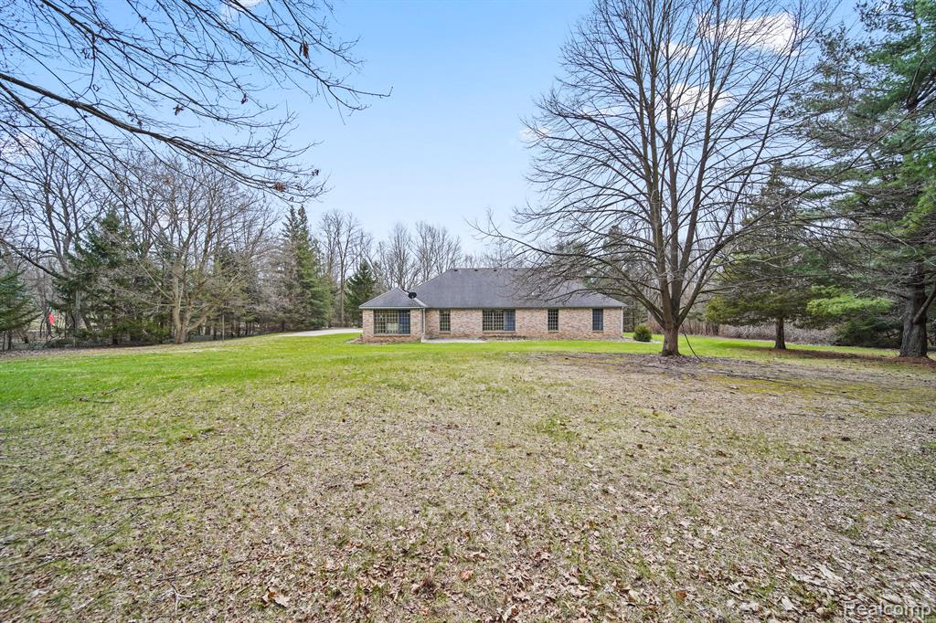 9856 Rattalee Lake Road, Clarkston, MI 48348 — Photo 3
