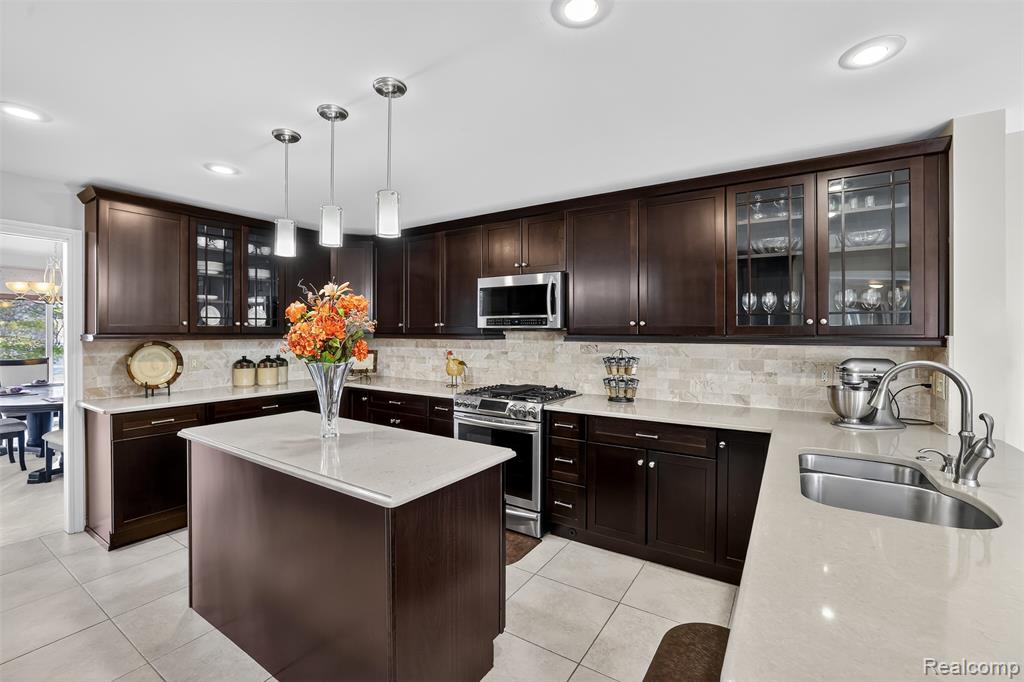 7328 Simsbury Drive, West Bloomfield, MI — Photo 10
